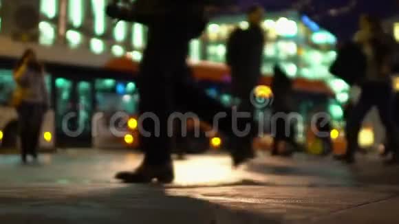 城市广场上许多人的脚步声大城市活跃的夜生活视频的预览图