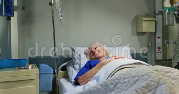 积极的老年病人在病房放松4k视频的预览图