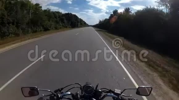 在高速公路上骑摩托车头盔上的摄像机视频的预览图