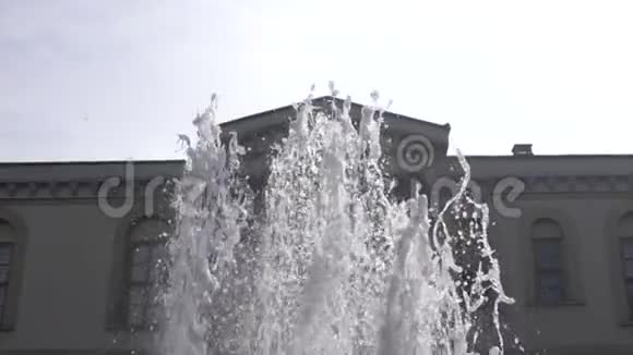 大厦花园喷泉1000英尺慢动作视频的预览图