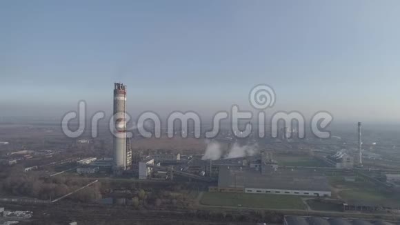 吸烟工厂烟囱大城市环境和空气污染的环境问题大型植物景观视频的预览图