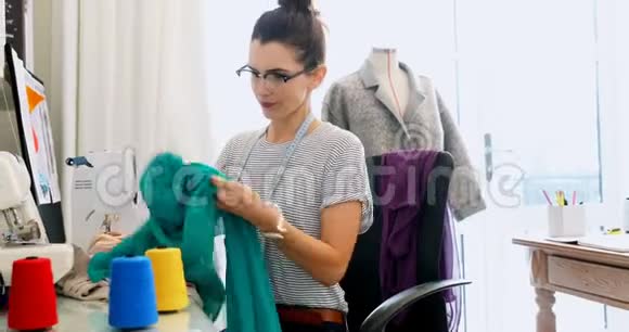 女设计师使用缝纫机4k视频的预览图