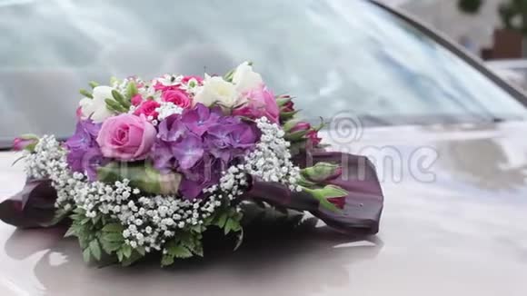 婚礼车上的花束爱情美丽庆典视频的预览图