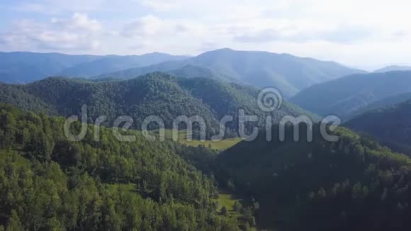 飞越美丽的山河和美丽的森林剪辑空中摄影机拍摄景观全景阿尔泰视频的预览图