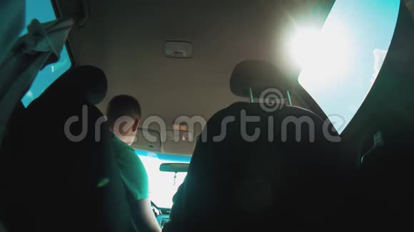 两个人开车去从生活方式的内部看男人开车上路视频的预览图