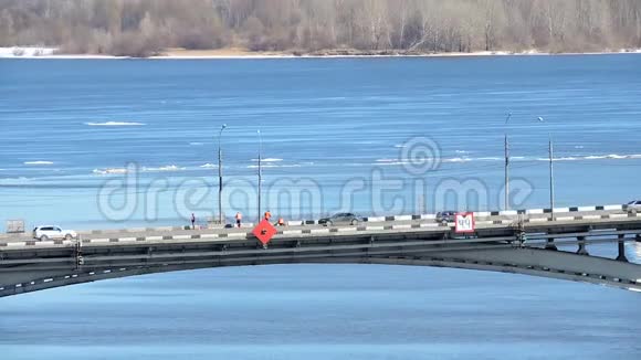 时间流逝公路上的车辆道路城市的交通高峰时间视频的预览图