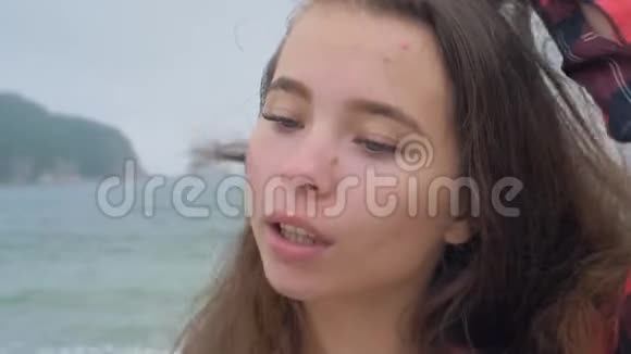 热带海滩上美丽的年轻欧洲女孩的特写肖像背景是大海视频的预览图
