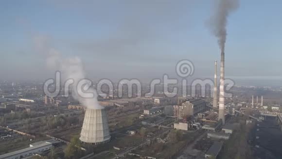 吸烟工厂烟囱大城市环境和空气污染的环境问题大型植物景观视频的预览图