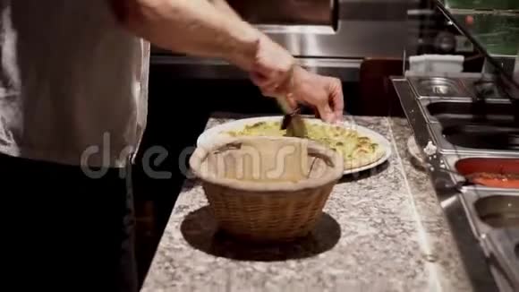 厨师把准备好的便签切好放进篮子里视频的预览图