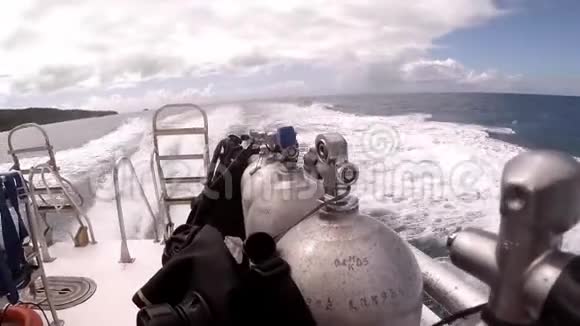 潜水艇用气罐在水中移动视频的预览图