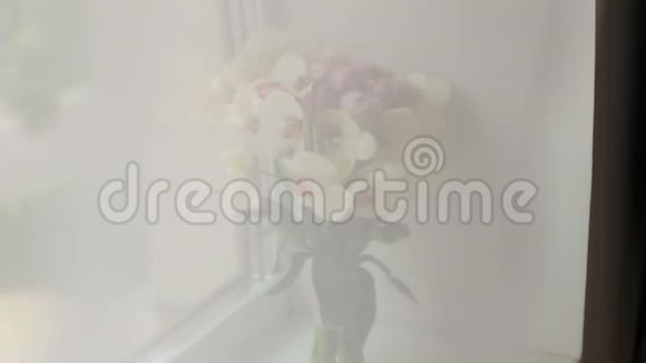 婚礼花束的兰花在窗户上特写视频的预览图