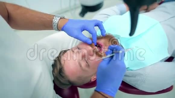 一个正在做牙齿检查的年轻人视频的预览图