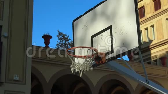 把一个穿过网的篮球关上视频的预览图