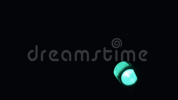 在街道上的黑暗中汽车交通绿灯亮起视频的预览图