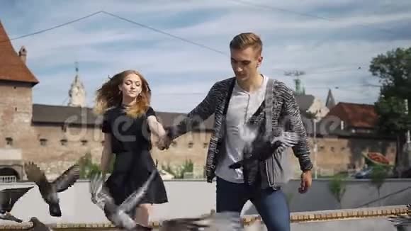 幸福的一对夫妇跑过广场视频的预览图