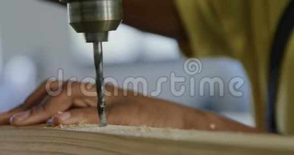 4k车间木工用机器钻木木板视频的预览图