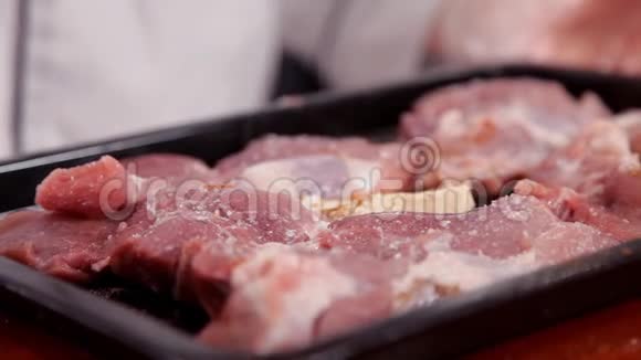 厨师在烤盘上切肉视频的预览图
