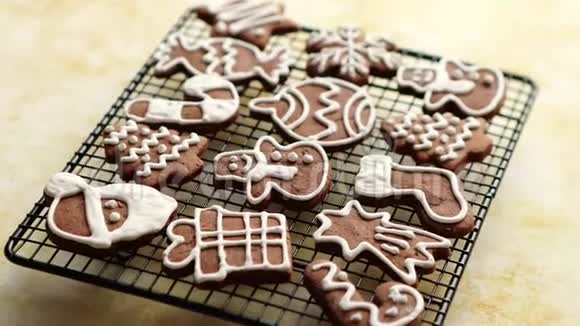 新鲜出炉的圣诞形状姜饼饼干放在钢烤架上视频的预览图