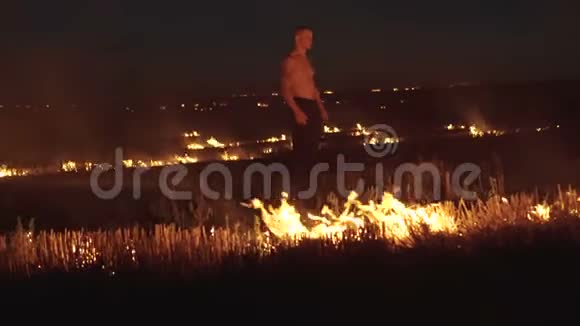 军人训练在夜间篝火上踢腿4K视频的预览图