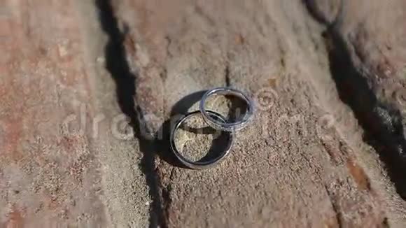 结婚戒指在砖头上视频的预览图