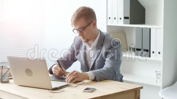 办公室工作理念一位年轻的男性设计师在平面平板电脑上工作视频的预览图