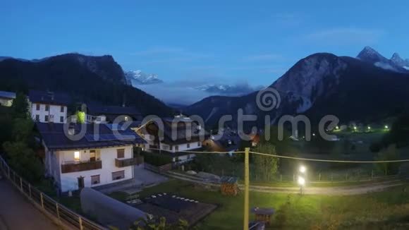 夜幕降临在美丽的舒适别墅山区欧洲村庄视频的预览图