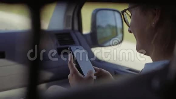 移动车里的女孩短信视频的预览图