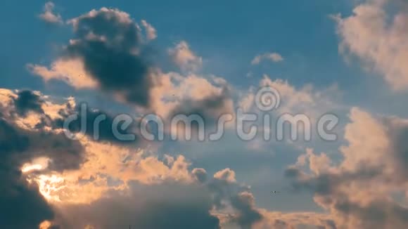 时间流逝云和太阳视频的预览图
