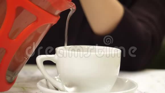 在白色杯子里倒热茶的特写镜头视频的预览图