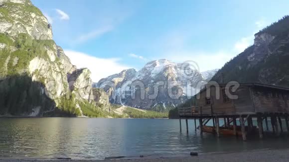 PragserWildsee被群山环绕湖水上方的云层逐渐消失视频的预览图