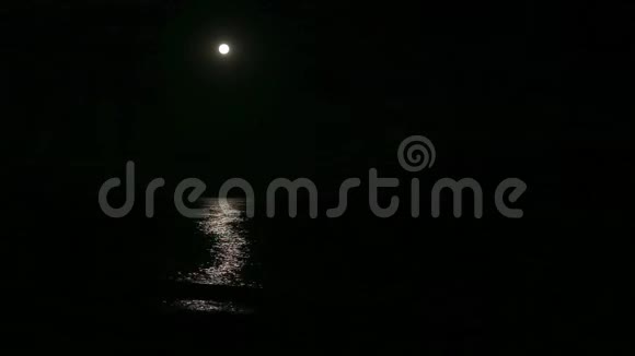 夜晚在海上的满月和月光视频的预览图