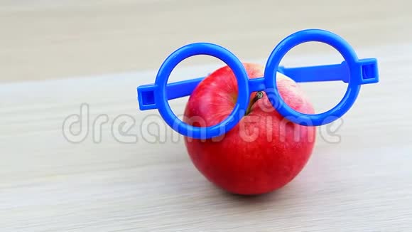 苹果蓝眼镜木桌视频的预览图