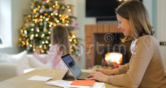 多重任务妈妈在圣诞节视频的预览图