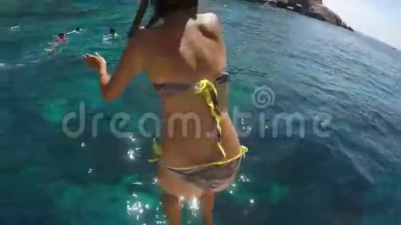 可爱的小潜水员女孩从船上跳进水里支持HD慢速运动泰国视频的预览图