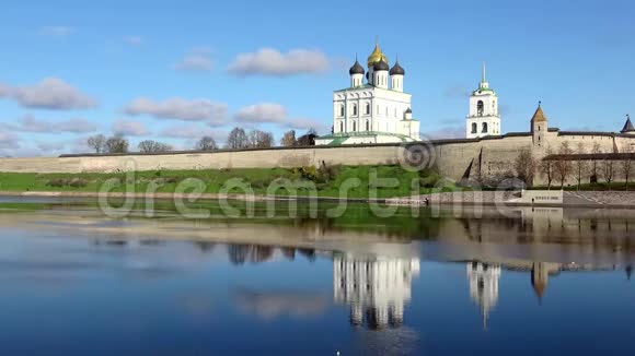 一个阳光明媚的十月天可以看到普斯科夫克里姆林宫俄罗斯时间推移视频的预览图