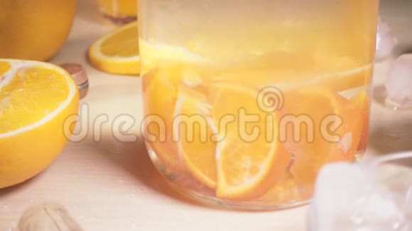 照相机用水冰和橙色缓慢地向上移动视频的预览图
