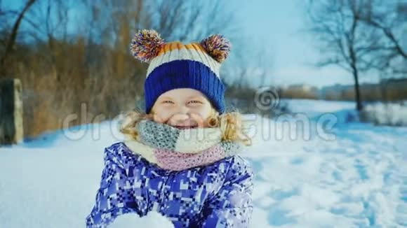 女孩5年快乐的冬天它卷起白雪笑了视频的预览图