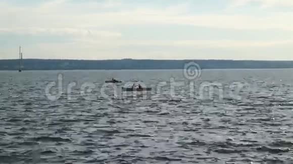 在湖上漂浮的船上的人视频的预览图