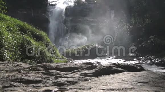 泰国清迈DoiInthanon国家公园的Wachirathan瀑布视频的预览图