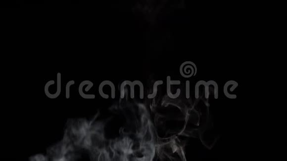 黑色背景上的烟熏云慢动作视频的预览图