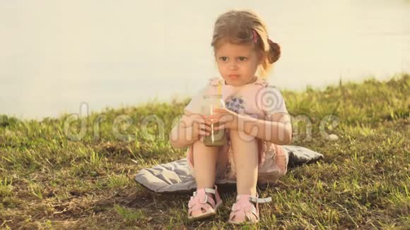 夏天日落时分小甜妹儿用管子喝新鲜的冰沙视频的预览图