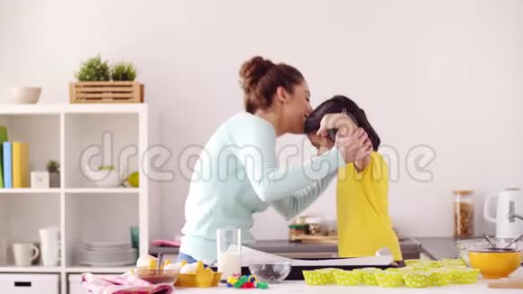 妈妈和女儿在家做饭和拥抱视频的预览图