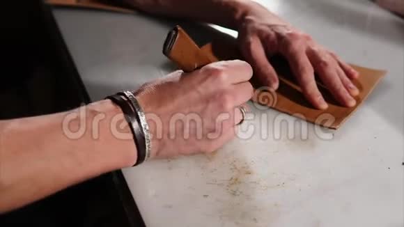 工匠在粘合前擦洗皮件视频的预览图
