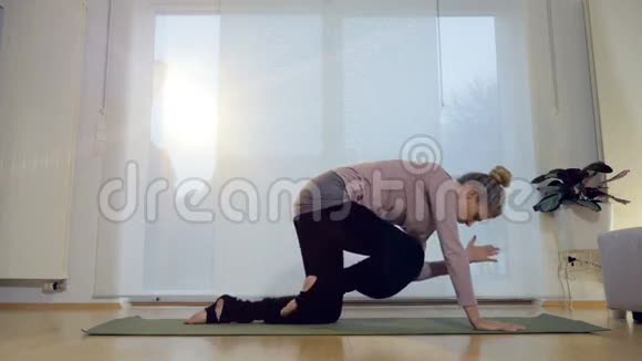 客厅瑜伽侧板视频的预览图