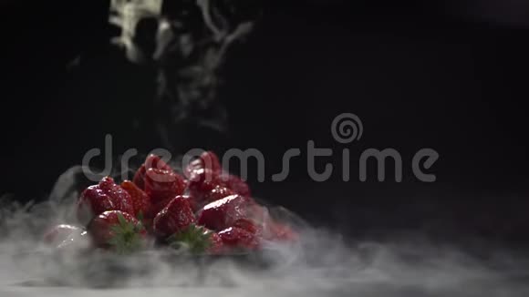 浆果落在浆果金字塔的顶端滚到表面视频的预览图