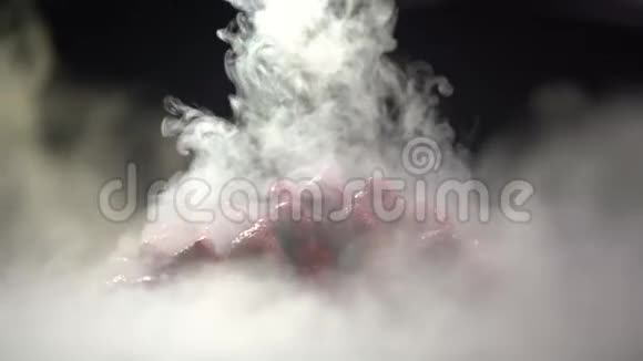 液氮的烟雾随着草莓在盘子周围消散视频的预览图