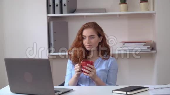 姜女在工作时喝茶视频的预览图