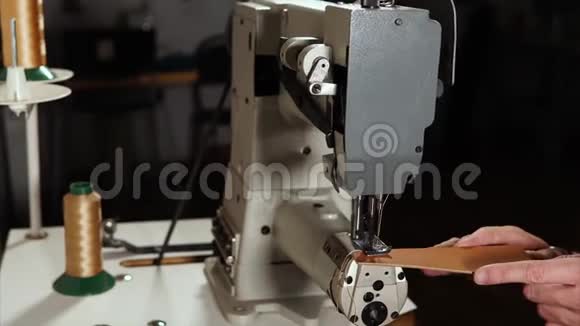 工匠在机器上缝制皮革视频的预览图