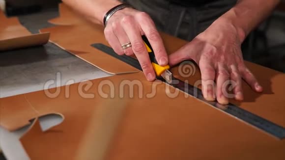 工人用精确刀切割皮革视频的预览图