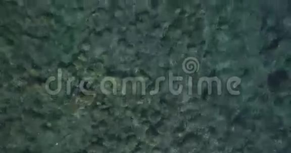 皮艇上活跃男性的无人机镜头视频的预览图